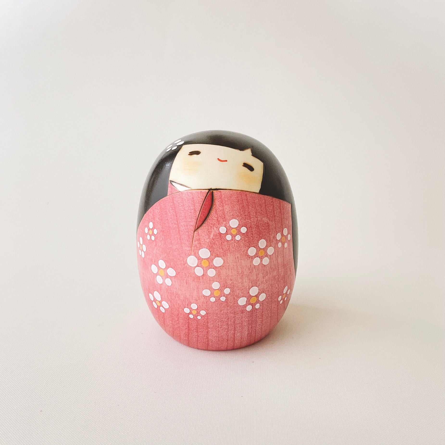 木製こけし ピンク花飾り付き しあわせ ピンク 大｜卯三郎こけし公式オンラインストア